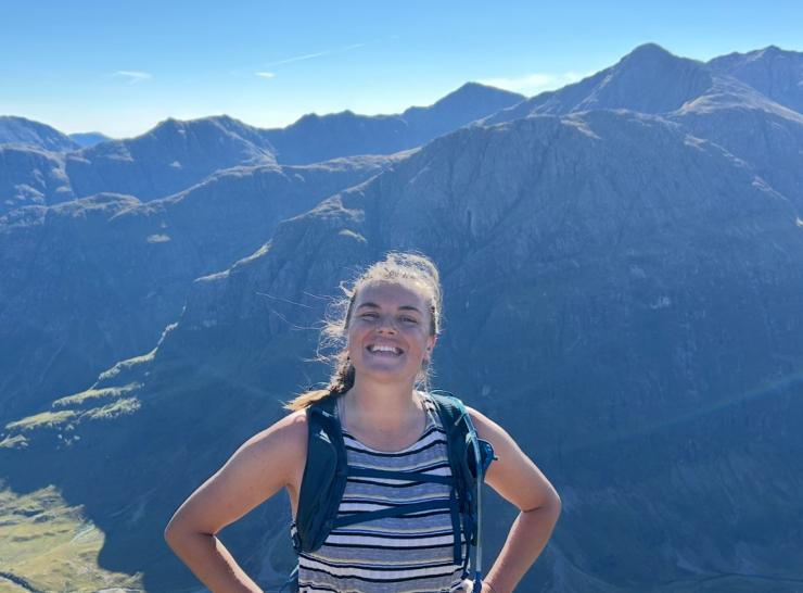 Laura Holliday headshot